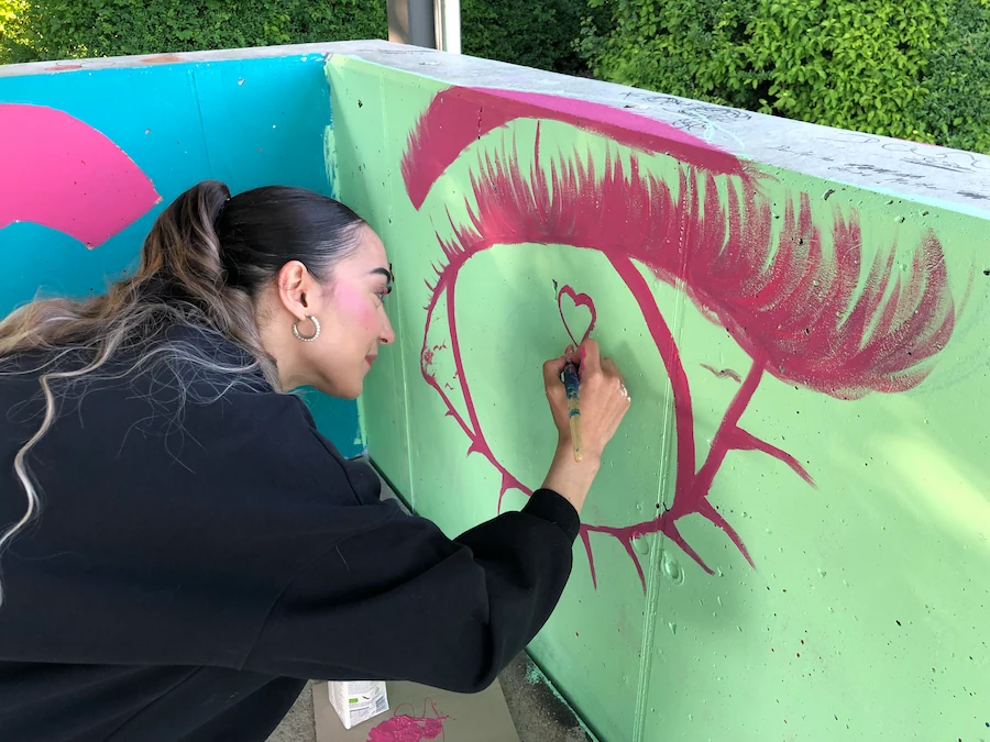 Junge lady malt mit Pinsel ein Auge